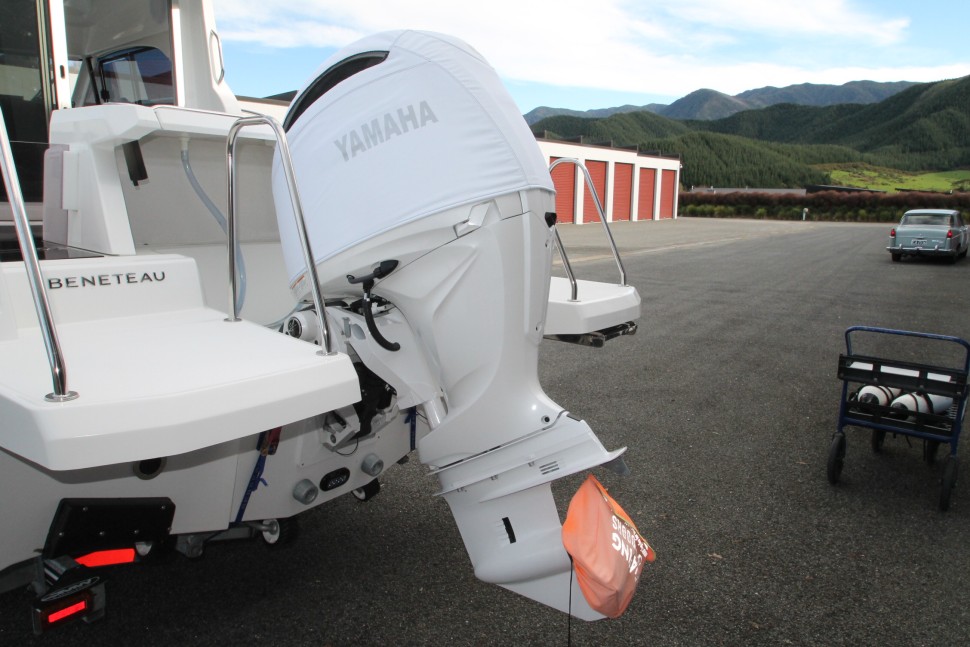 Antares 18 Outboard port