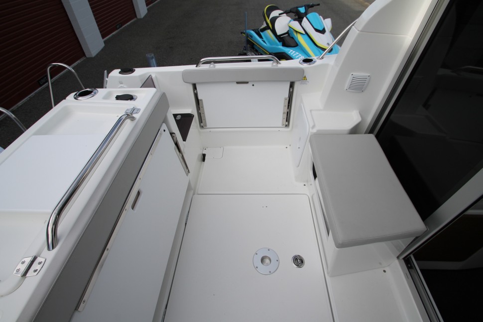 Antares 4 Cockpit port