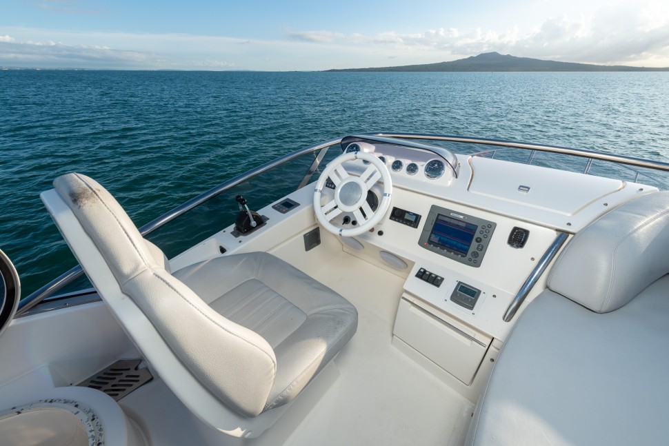 Azimut 43 Flybridge 10 flybridge helm