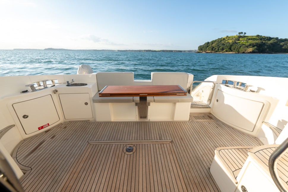 Azimut 43 Flybridge 11 cockpit