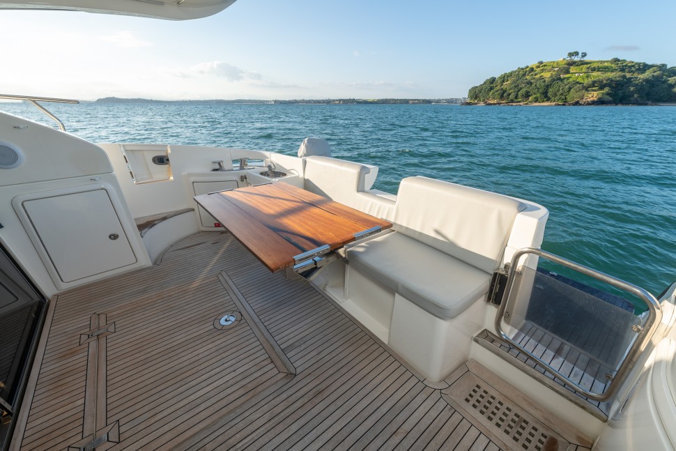 Azimut 43 Flybridge 12 cockpit