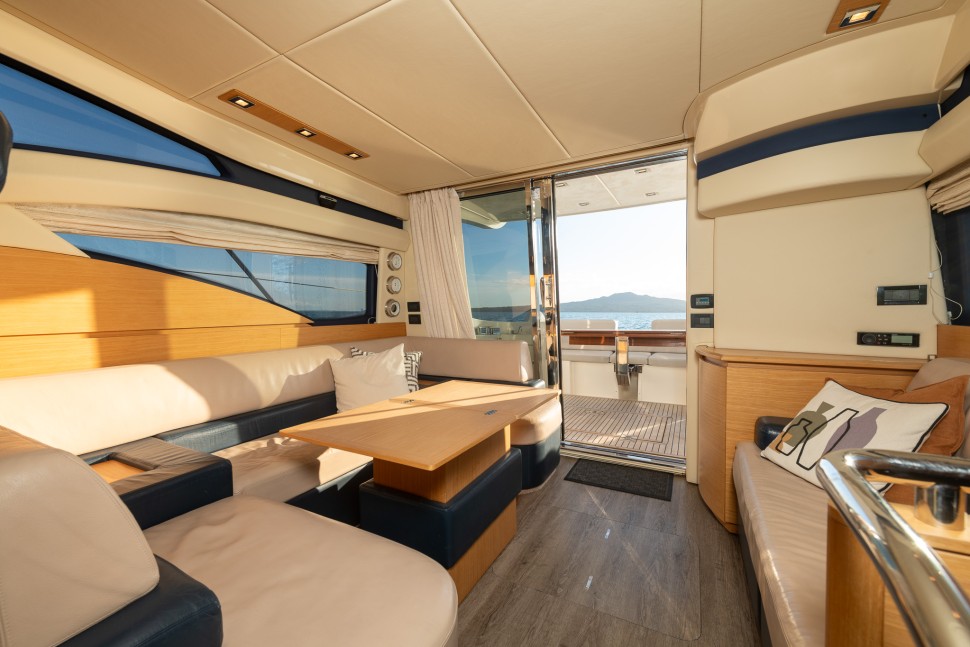 Azimut 43 Flybridge 13 saloon