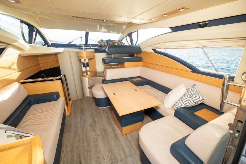 Azimut 43 Flybridge 14 saloon