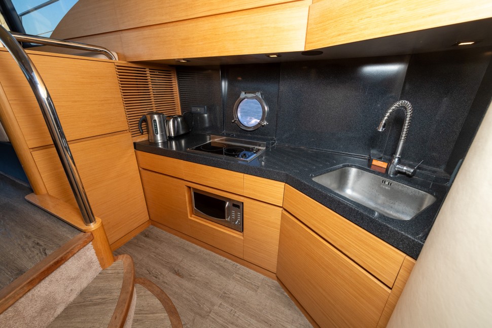 Azimut 43 Flybridge 16 galley