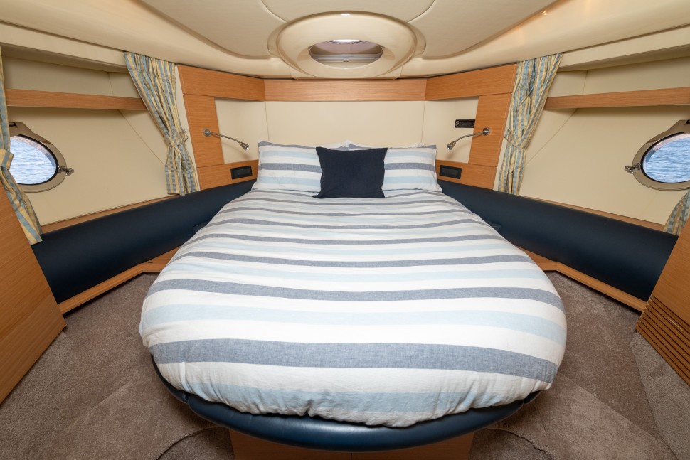 Azimut 43 Flybridge 17 guest cabin
