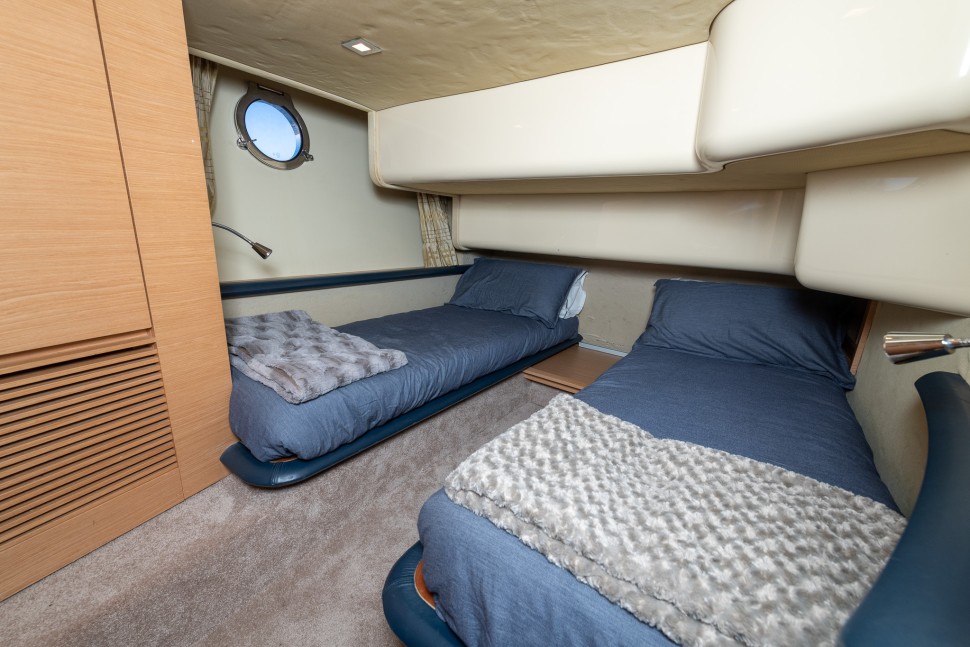 Azimut 43 Flybridge 18 cabin
