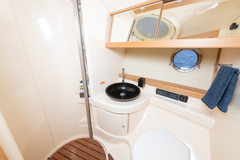 Azimut 43 Flybridge 19 head