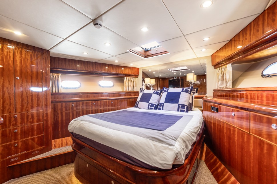 Dyna Laguna 77 Tawaki 16 bow cabin