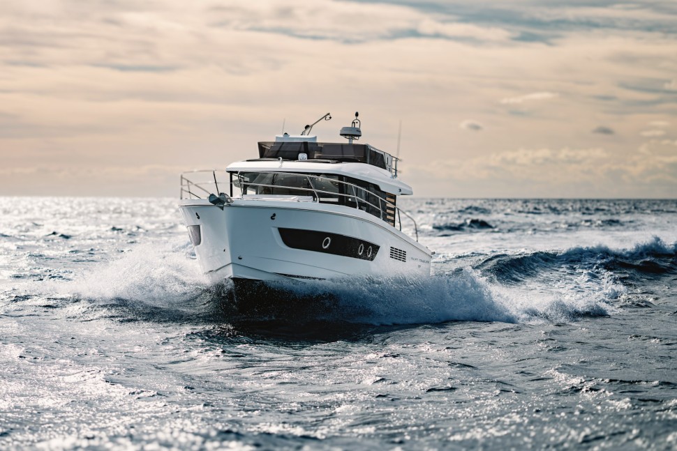 Swift Trawler 37 Fly Exterior 11