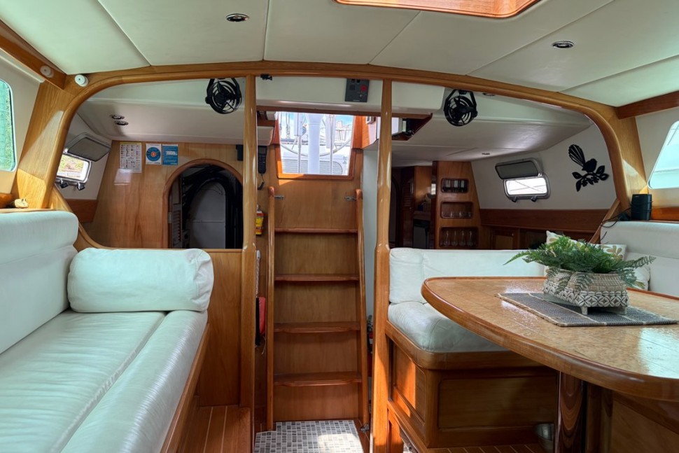 Warwick 10 Companionway