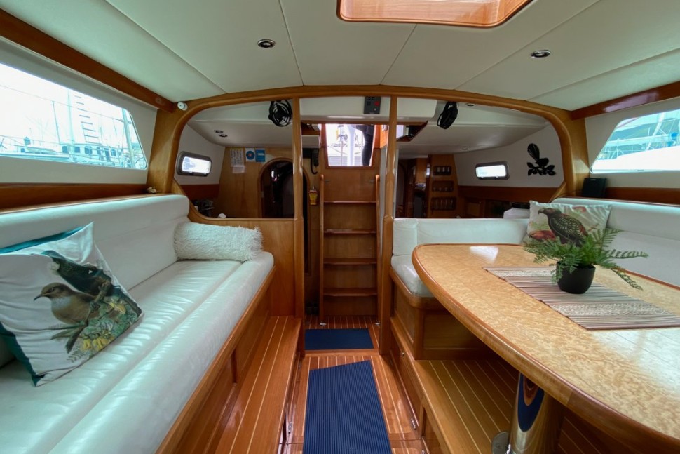 Warwick 6 Saloon aft