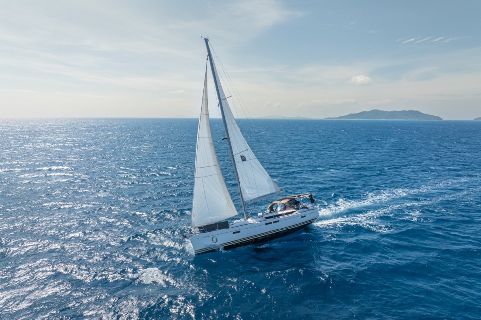 jeanneau sun odyssey 469 02 sailing side profile