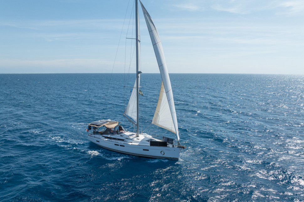 jeanneau sun odyssey 469 04 sailing reaching