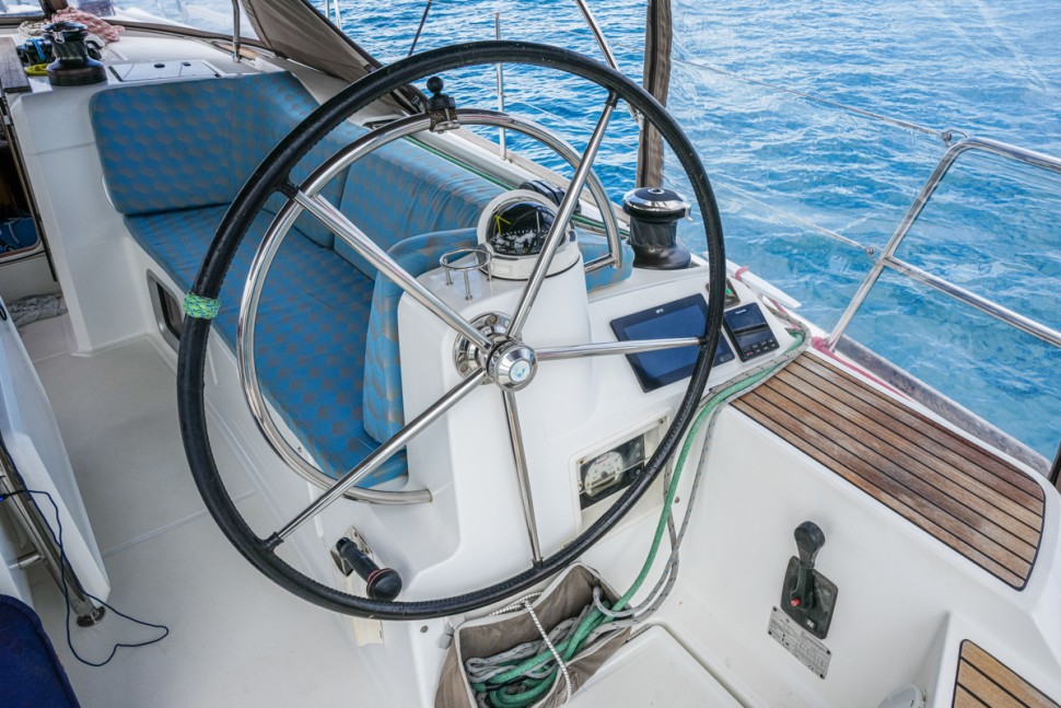 jeanneau sun odyssey 469 09 cockpit helm anchored