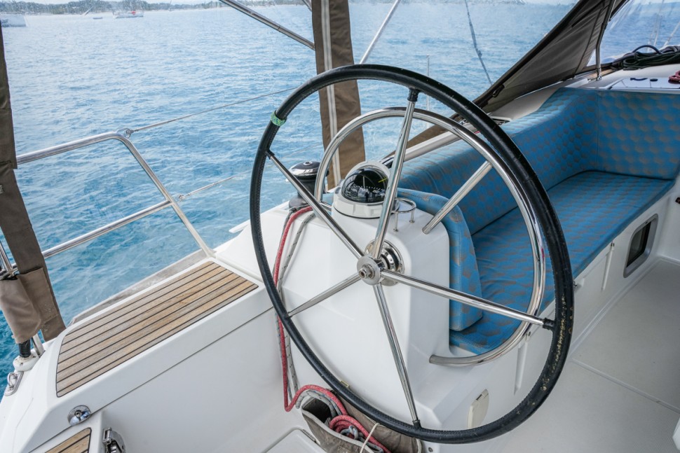 jeanneau sun odyssey 469 10 cockpit helm underway