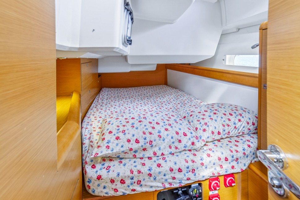 jeanneau sun odyssey 469 15 owners cabin berth