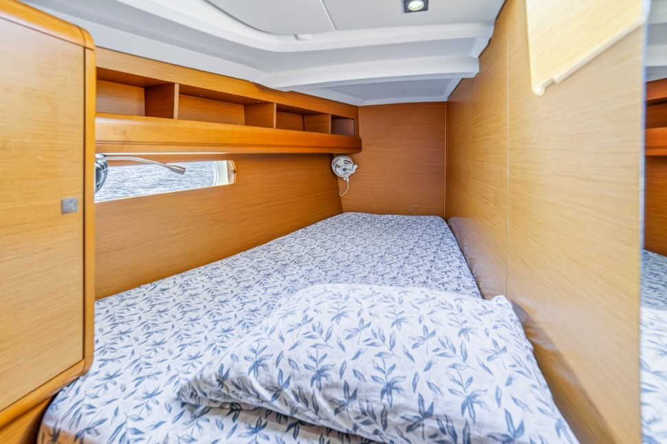 jeanneau sun odyssey 469 16 guest cabin berth