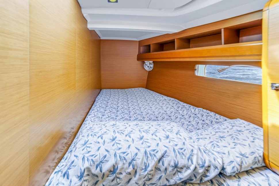 jeanneau sun odyssey 469 17 second guest cabin berth