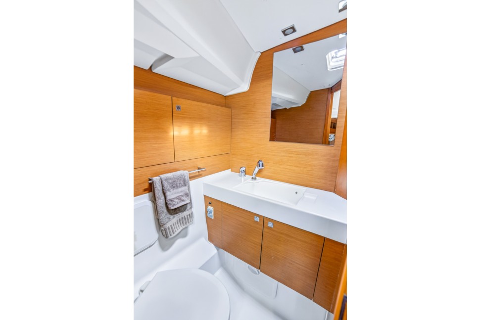 jeanneau sun odyssey 469 18 head bathroom