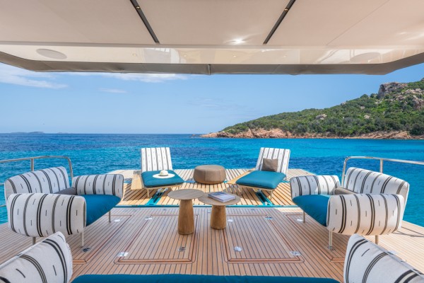Lagoon 82 9 Exterior