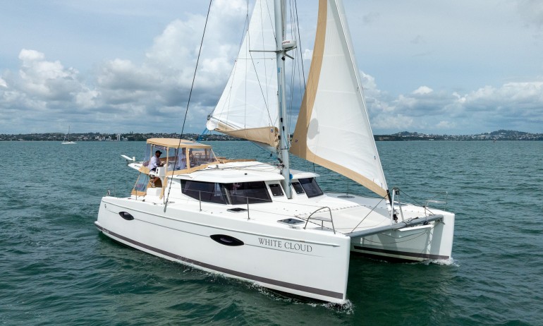 Helia 44 White Cloud 4 running