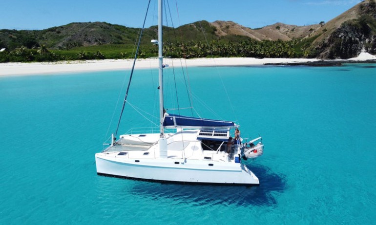 catana 411 niue 02 at anchor2