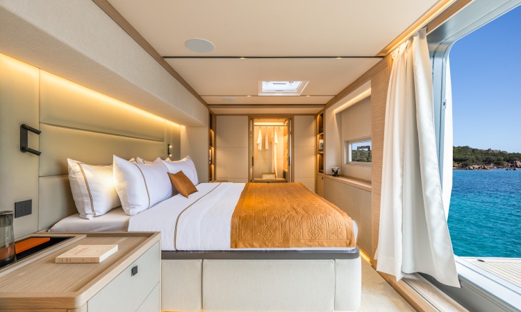 11 lagoon eighty3 catamaran master cabin bed