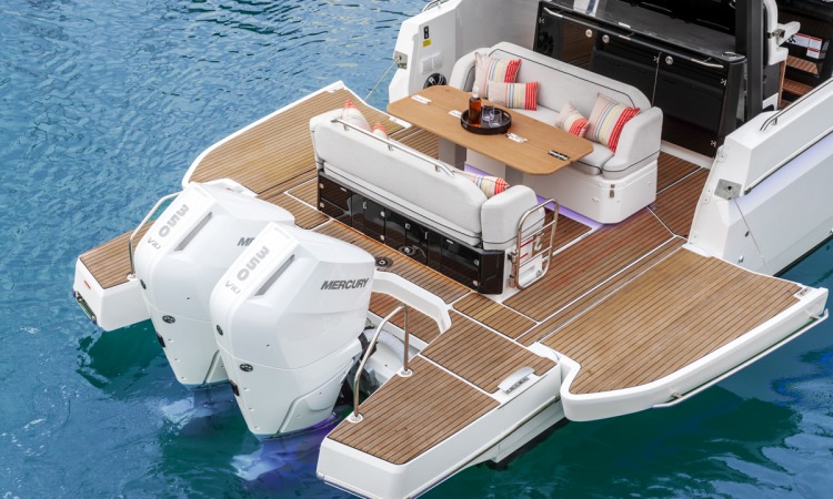 BENETEAU GRAN TURISMO 35 EXTERIOR COCKPIT