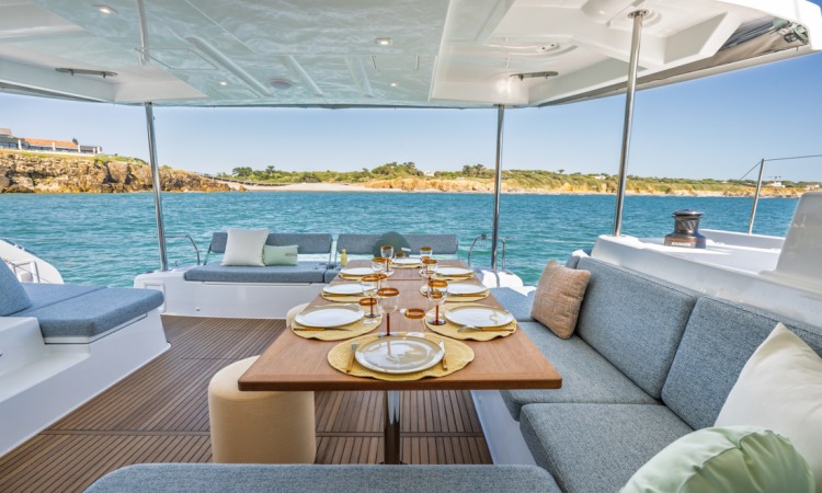 lagoon 47 07 aft cockpit dining table2