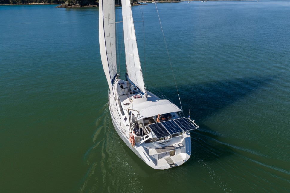 03 ovni 395 rocksteady sailing aerial bow