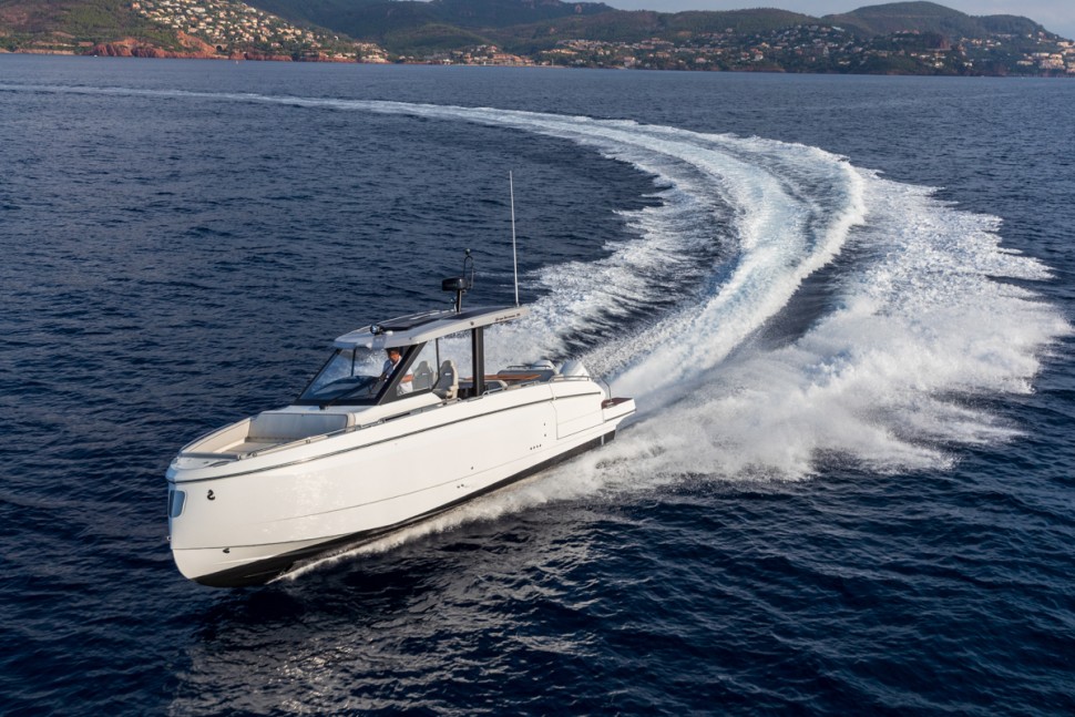 04 beneteau gran turismo 35 side running shot wake