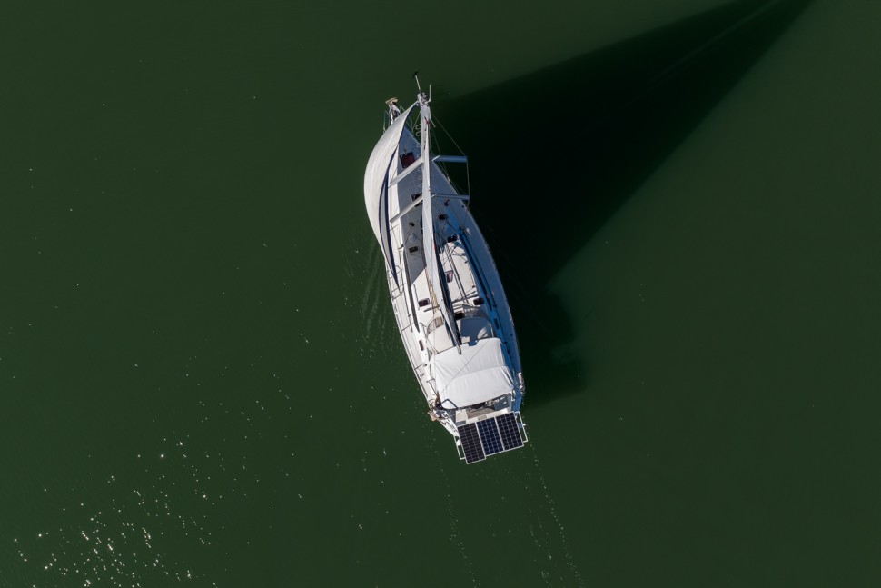 04 ovni 395 rocksteady sailing aerial top down