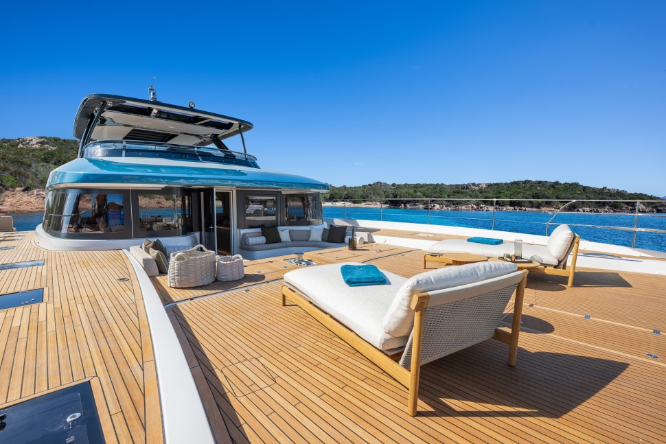 05 lagoon eighty3 catamaran flybridge lounge3