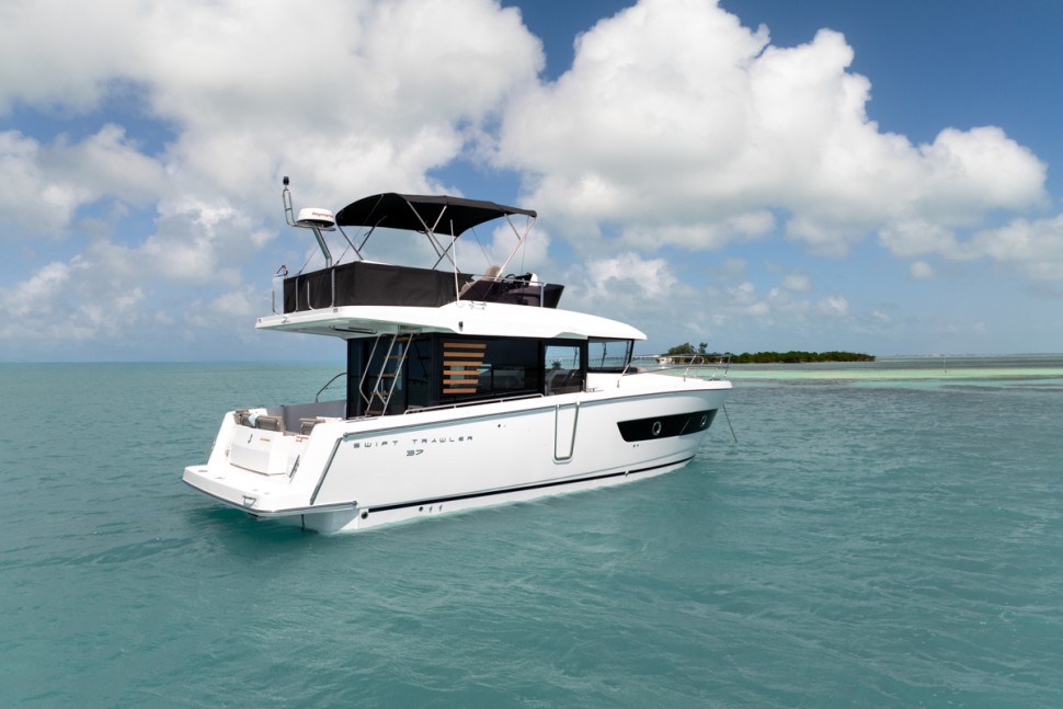 05 swift trawler 37 flybridge at anchor turquoise cove