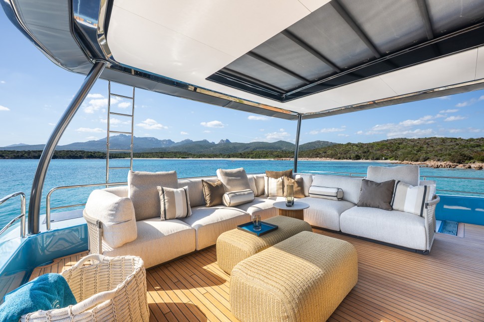 06 lagoon eighty3 catamaran flybridge seating