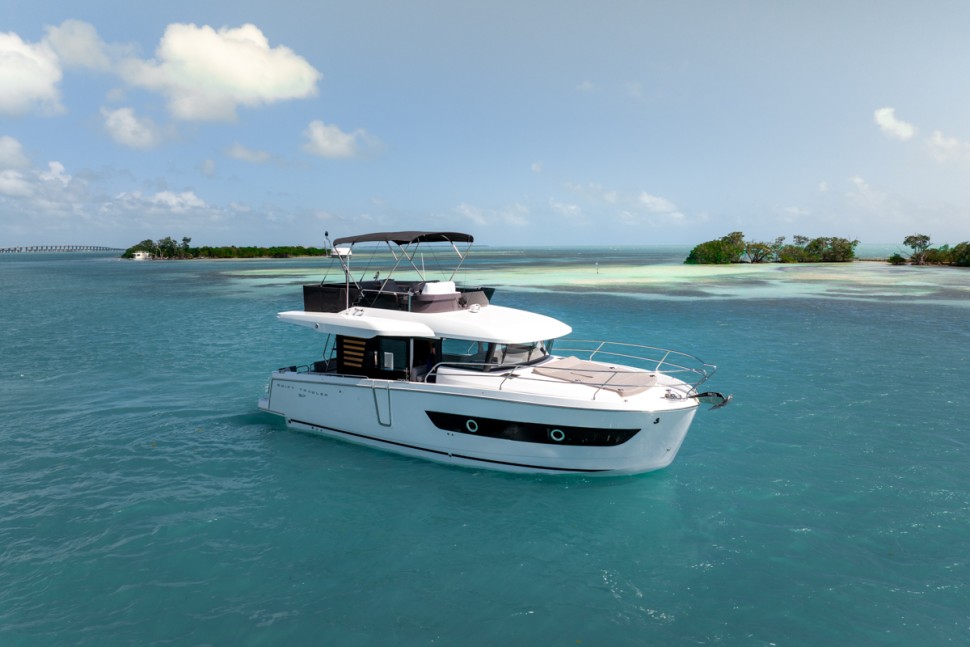 06 swift trawler 37 flybridge at anchor bow view
