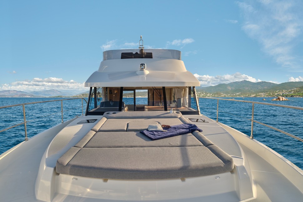 07 beneteau swift trawler 48 foredeck sunpad