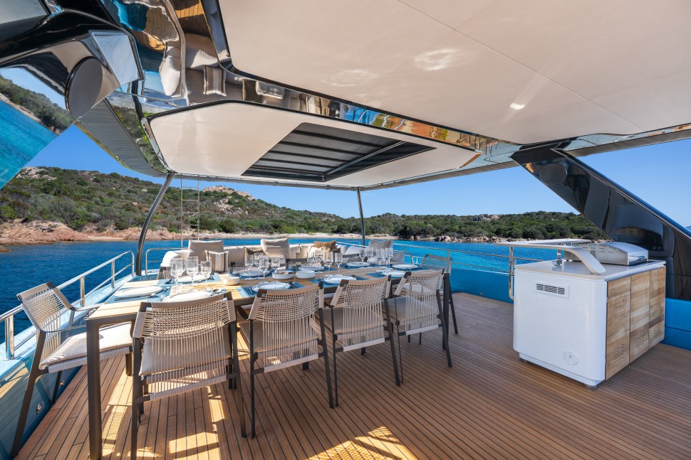 07 lagoon eighty3 catamaran flybridge dining2