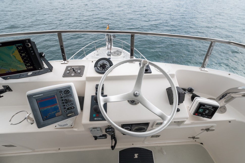 07 nordhavn 47 southern star flybridge helm station