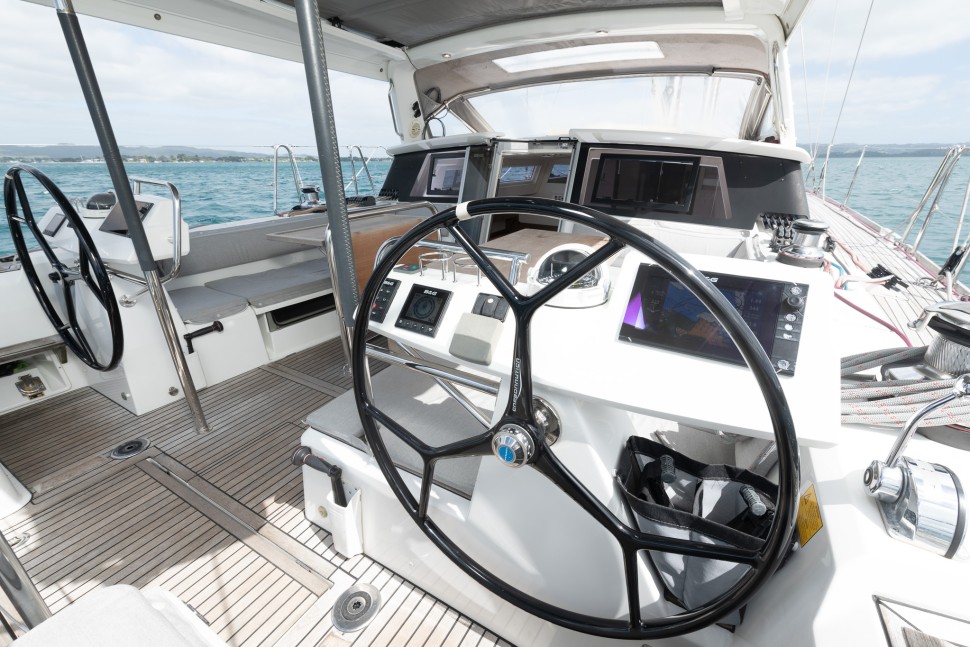 08 beneteau sense 51 twice helm station