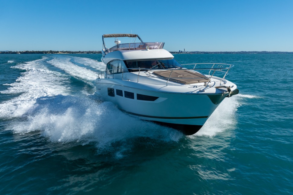 08 prestige 500 fly kauri bay bow view running