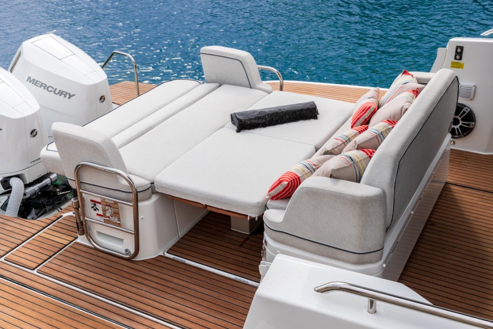 09 beneteau gran turismo 35 aft sunpad closeup