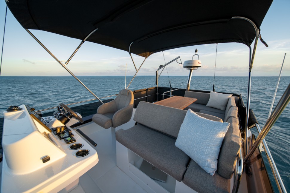 09 swift trawler 37 flybridge helm station seating