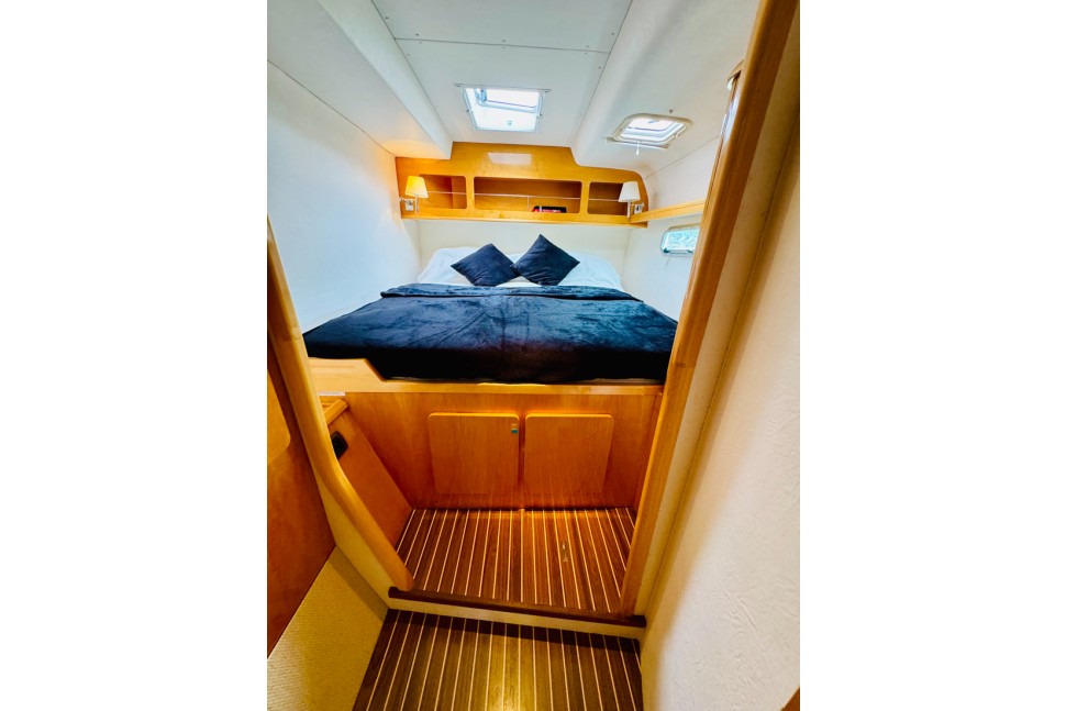 10 Privilege495 PortAftCabin