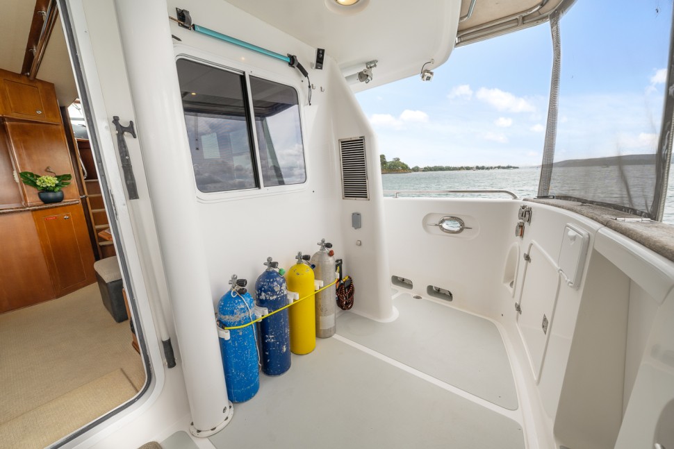 10 nordhavn 47 southern star cockpit dive tanks
