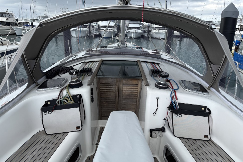 11 Beneteau Oceanis 43 Kairos Companion way