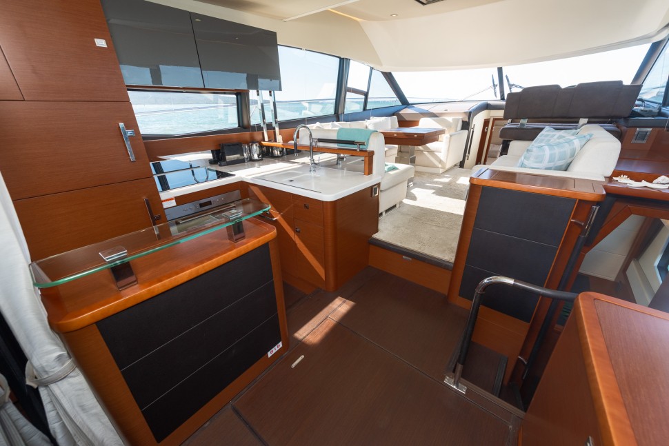 11 prestige 500 fly salon galley view