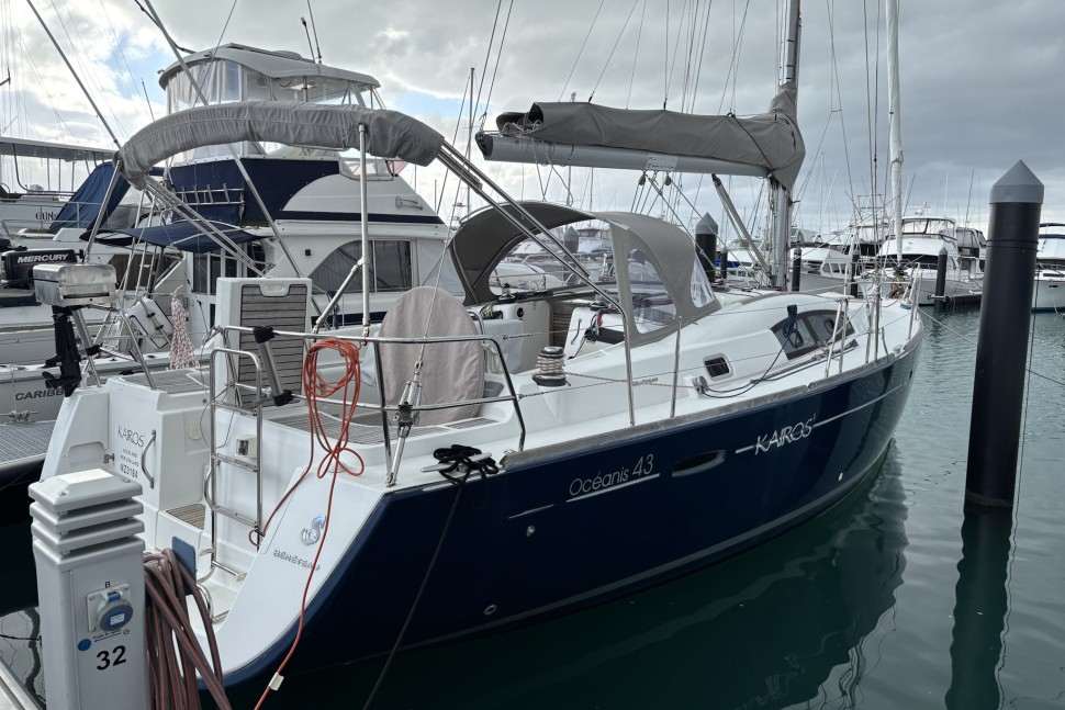 13 Beneteau Oceanis 43 Kairos Stb side