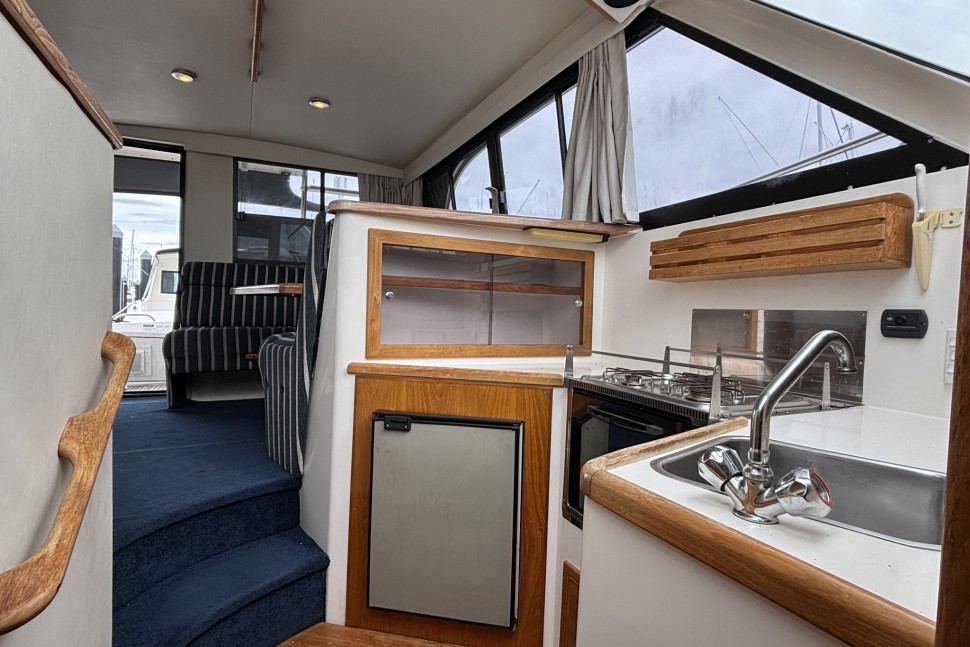 13 Riviera 3300 Ritzy Era Galley 17