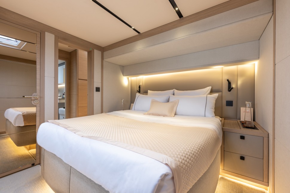 13 lagoon eighty3 catamaran guest cabin bed